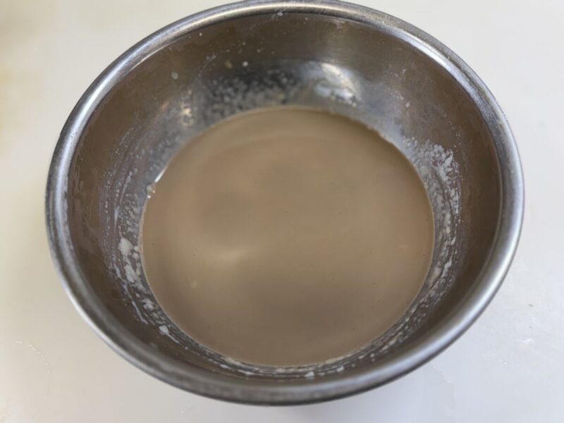 牛乳に溶けたゼラチンにほうじ茶ラテをいれたところ