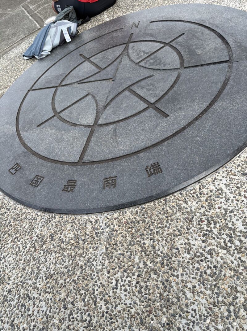 足摺岬　最南端を示す方位磁石像
